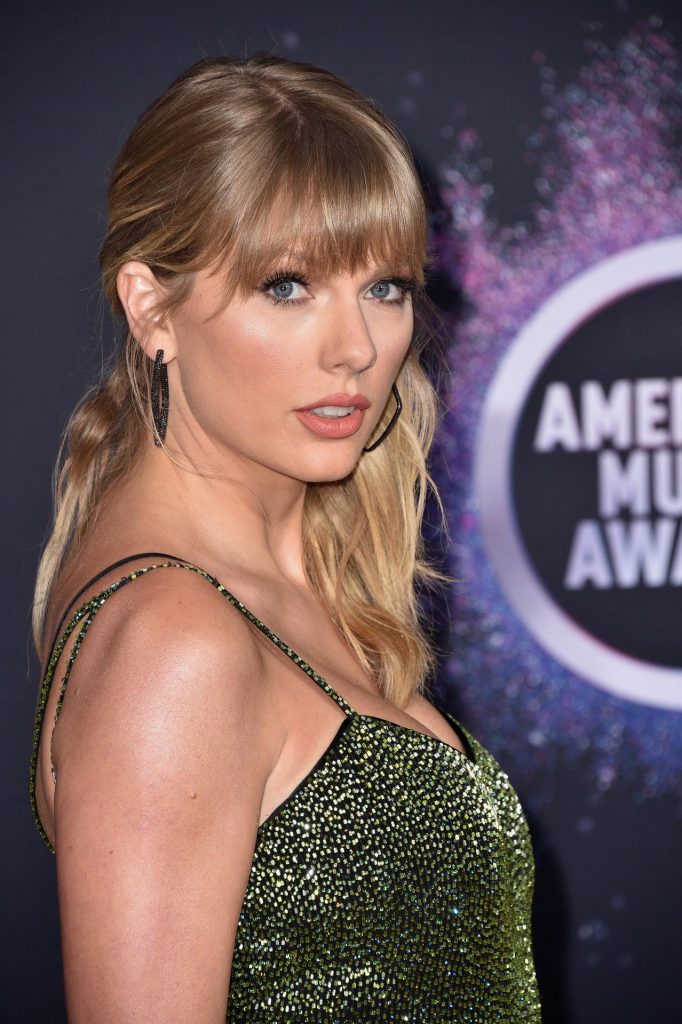 Taylor Swift’s Sexiest Pictures from American Music Awards 2019 gallery, pic 32