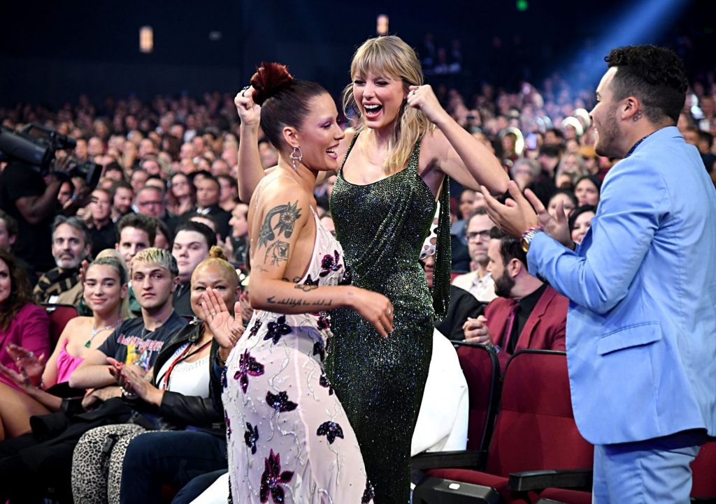 Taylor Swift’s Sexiest Pictures from American Music Awards 2019 gallery, pic 112