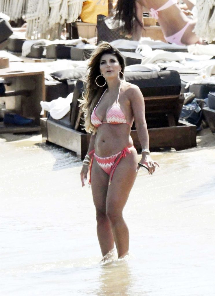 Bikini-Wearing MILF Teresa Giudice Shows Her Body in High Quality gallery, pic 2