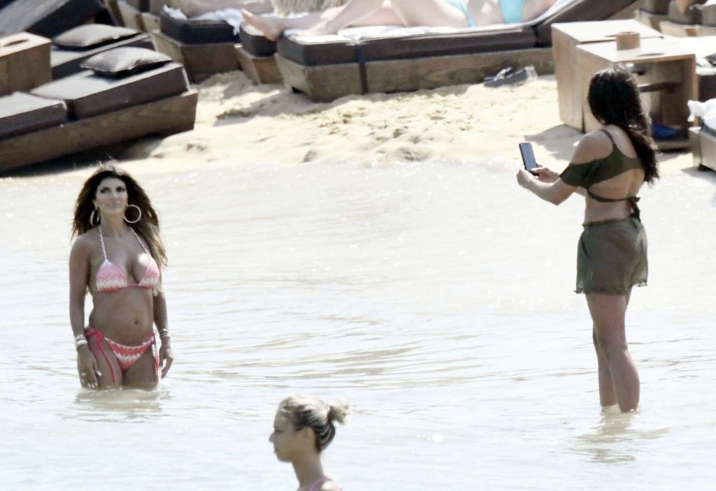 Bikini-Wearing MILF Teresa Giudice Shows Her Body in High Quality gallery, pic 38