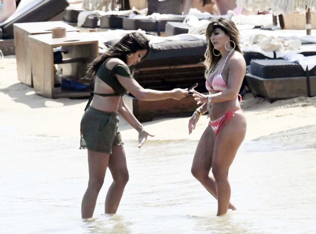 Bikini-Wearing MILF Teresa Giudice Shows Her Body in High Quality gallery, pic 4