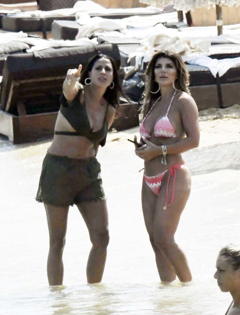 Bikini-Wearing MILF Teresa Giudice Shows Her Body in High Quality gallery, pic 54