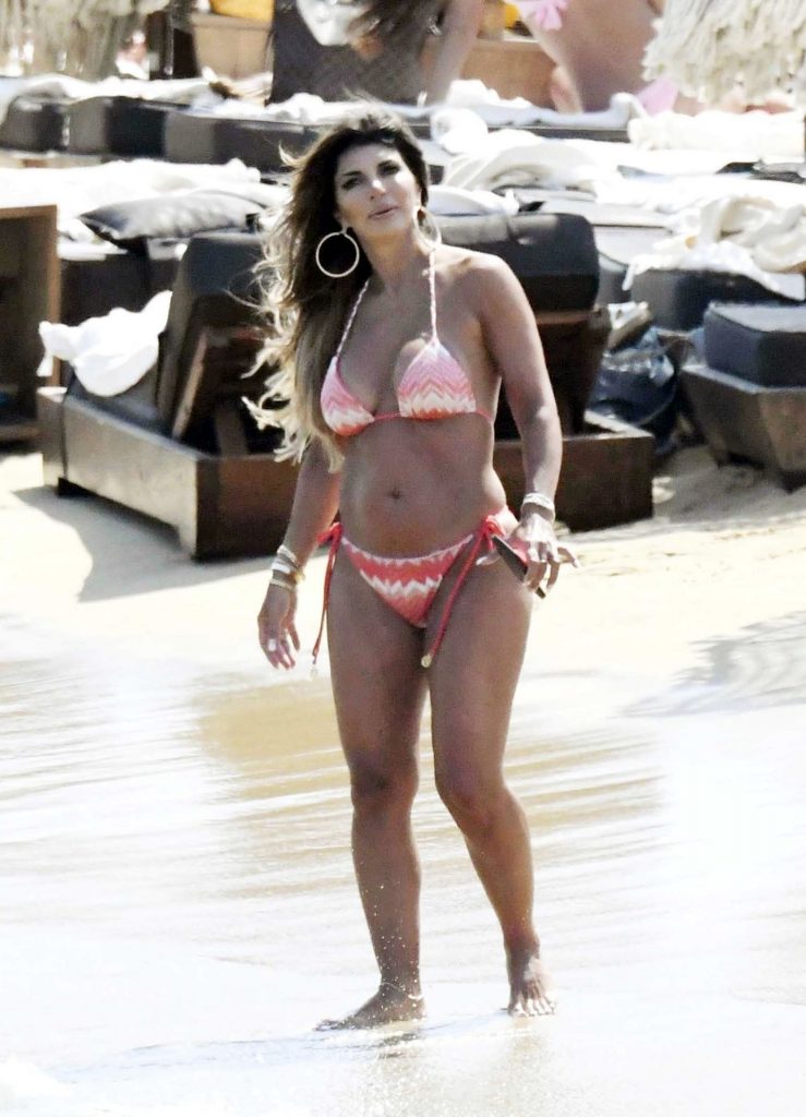 Bikini-Wearing MILF Teresa Giudice Shows Her Body in High Quality gallery, pic 6