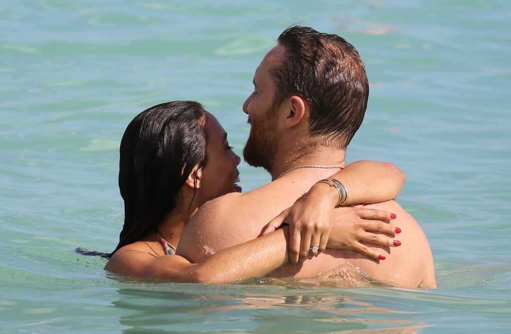 Bikini-Wearing Bombshell Jessica Ledon Makes Out with Her BF gallery, pic 114