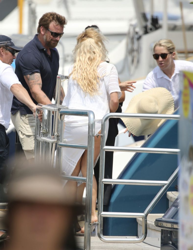 Big-Breasted GILF Pamela Anderson Hanging Out on a Fancy Yacht gallery, pic 28