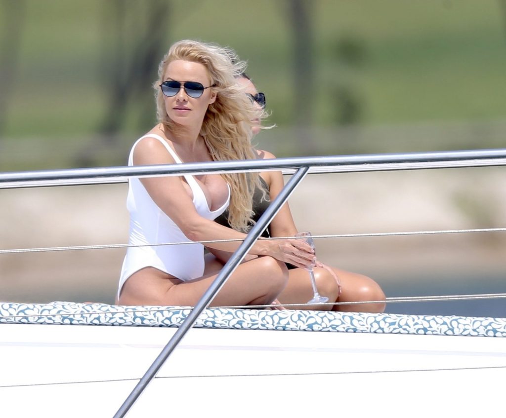 Big-Breasted GILF Pamela Anderson Hanging Out on a Fancy Yacht gallery, pic 4