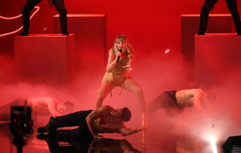 Sexiest Pictures from Taylor Swift’s Show-Stealing Performance at AMAs gallery, pic 204