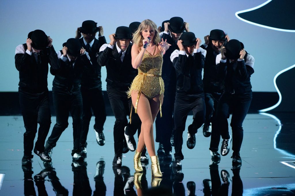 Sexiest Pictures from Taylor Swift’s Show-Stealing Performance at AMAs gallery, pic 210