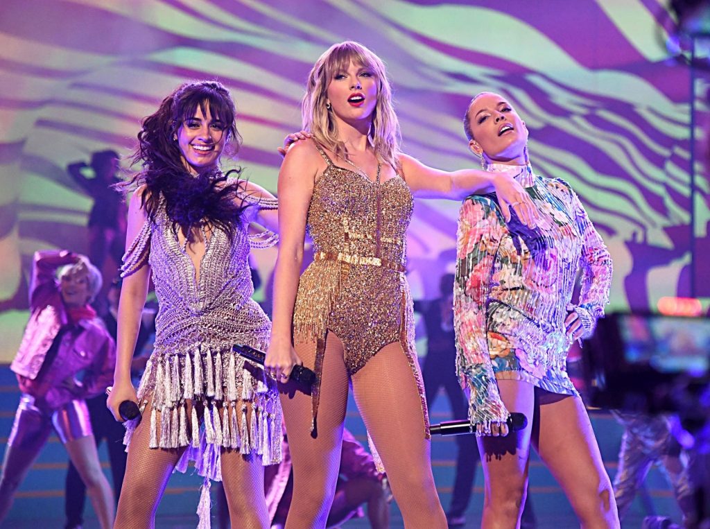 Sexiest Pictures from Taylor Swift’s Show-Stealing Performance at AMAs gallery, pic 24