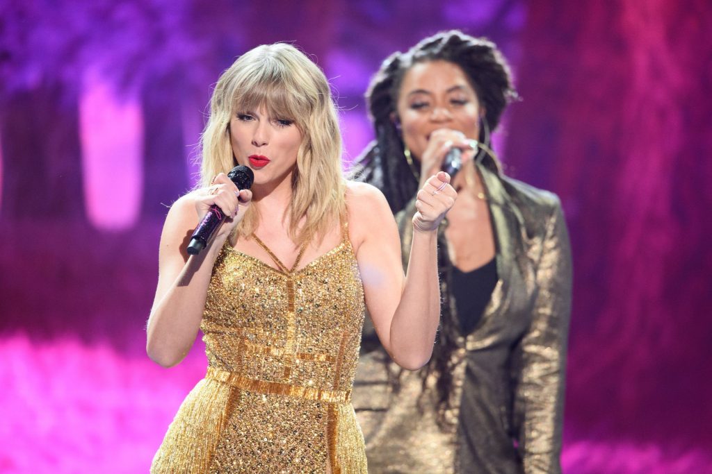 Sexiest Pictures from Taylor Swift’s Show-Stealing Performance at AMAs gallery, pic 240
