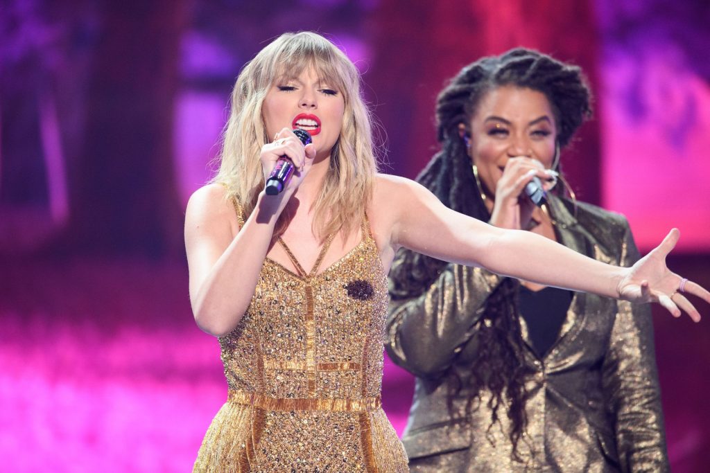 Sexiest Pictures from Taylor Swift’s Show-Stealing Performance at AMAs gallery, pic 246