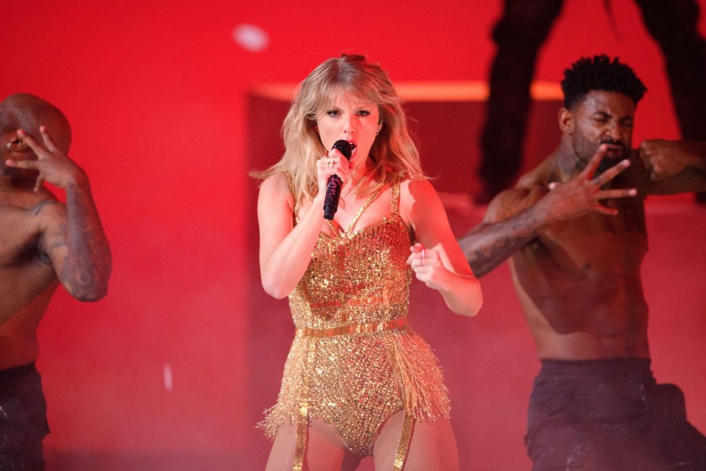 Sexiest Pictures from Taylor Swift’s Show-Stealing Performance at AMAs gallery, pic 252