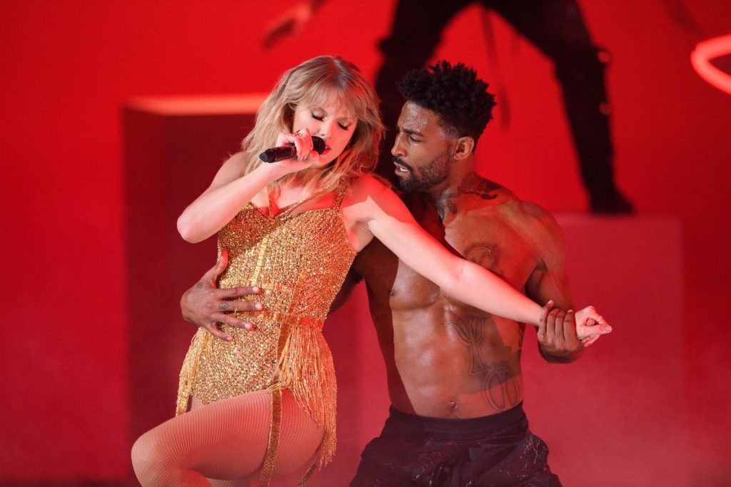 Sexiest Pictures from Taylor Swift’s Show-Stealing Performance at AMAs gallery, pic 254