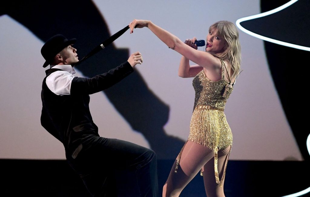 Sexiest Pictures from Taylor Swift’s Show-Stealing Performance at AMAs gallery, pic 26