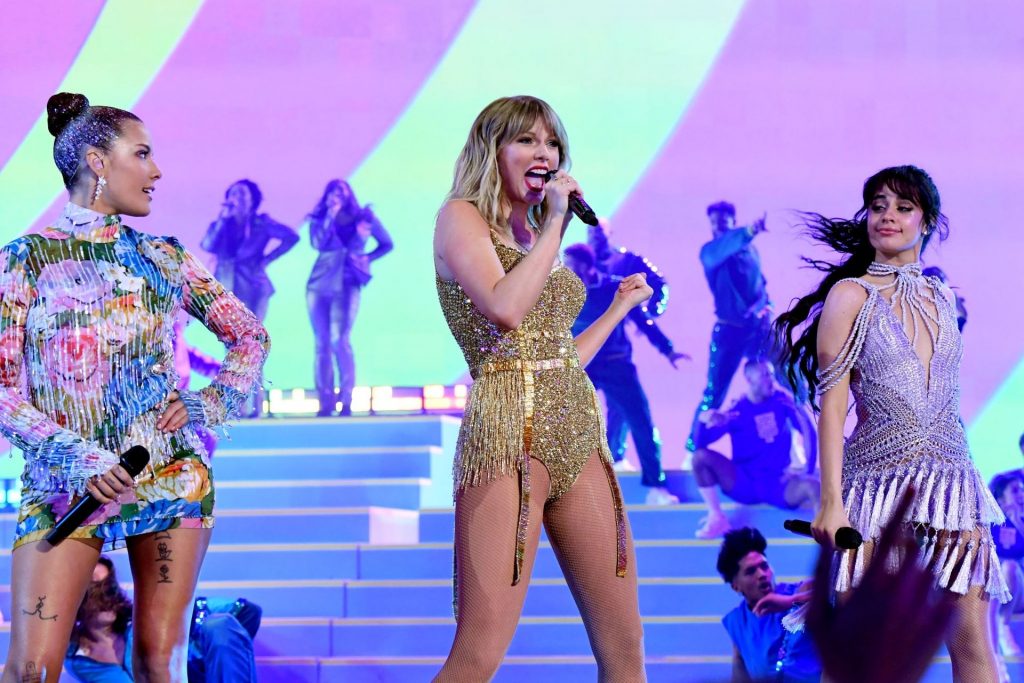 Sexiest Pictures from Taylor Swift’s Show-Stealing Performance at AMAs gallery, pic 42