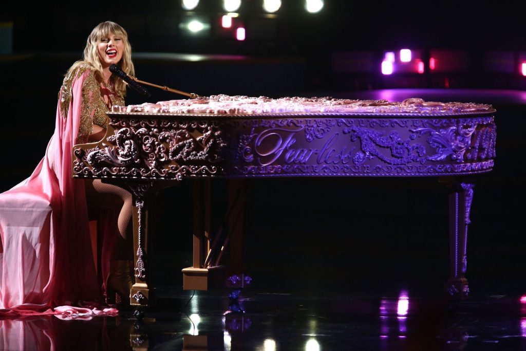Sexiest Pictures from Taylor Swift’s Show-Stealing Performance at AMAs gallery, pic 52