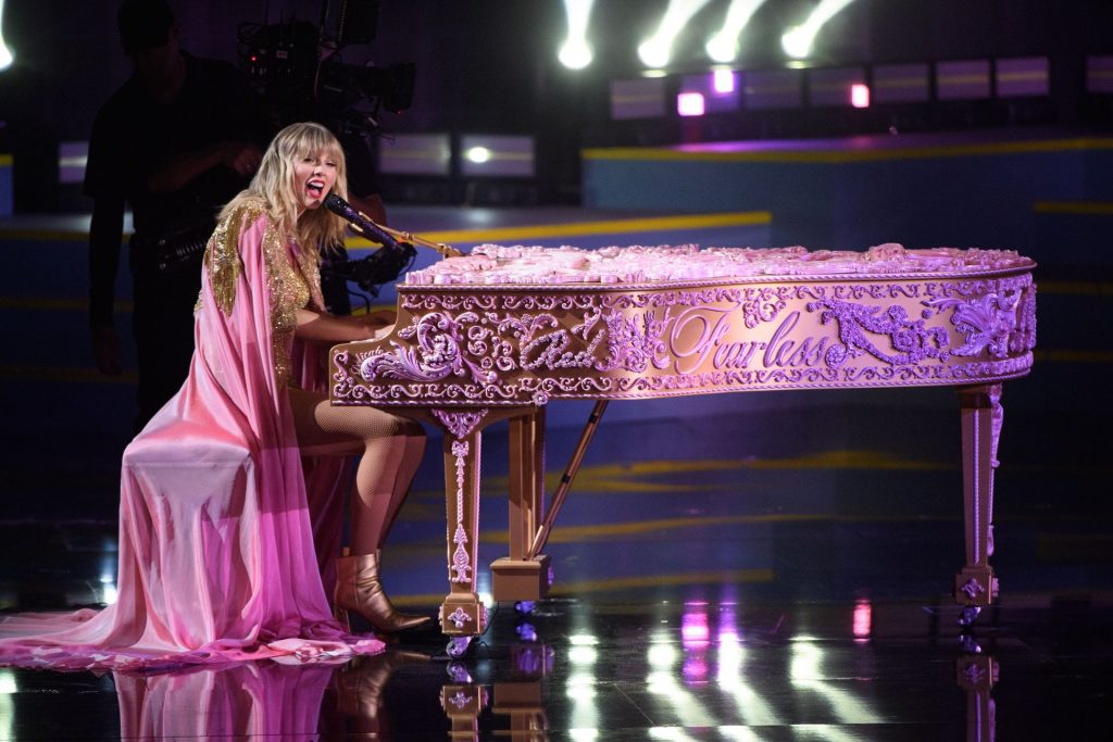 Sexiest Pictures from Taylor Swift’s Show-Stealing Performance at AMAs gallery, pic 68