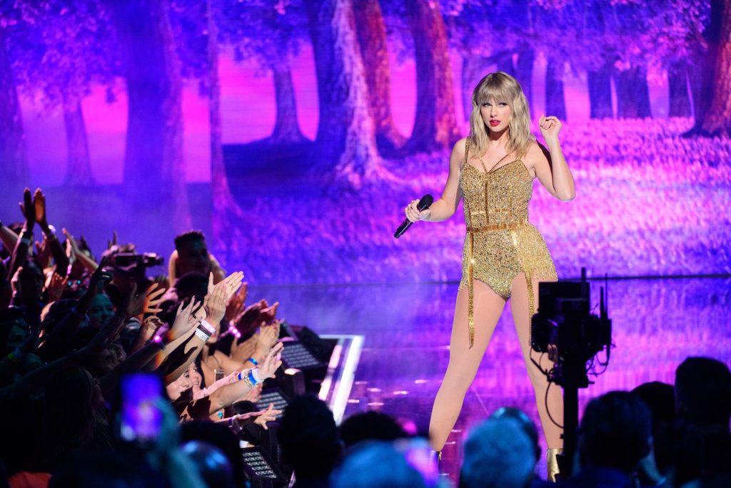 Sexiest Pictures from Taylor Swift’s Show-Stealing Performance at AMAs gallery, pic 8