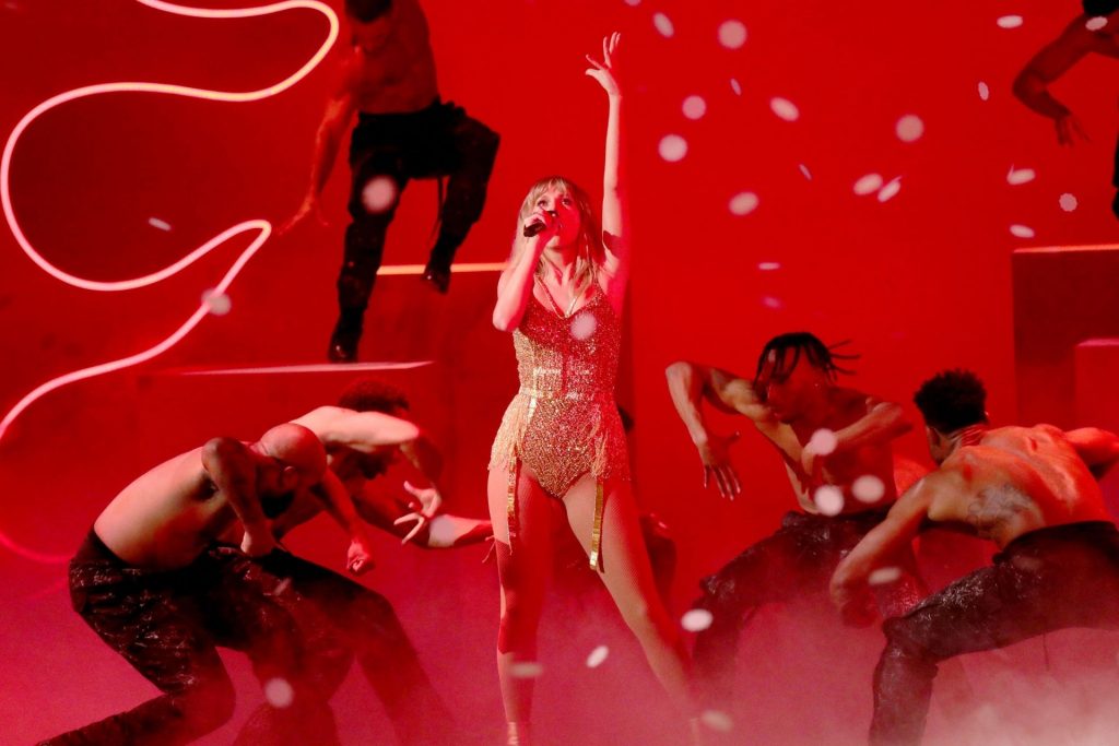 Sexiest Pictures from Taylor Swift’s Show-Stealing Performance at AMAs gallery, pic 90