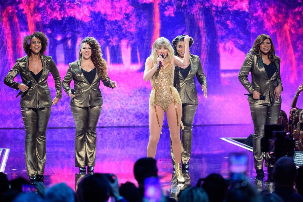 Sexiest Pictures from Taylor Swift’s Show-Stealing Performance at AMAs gallery, pic 10