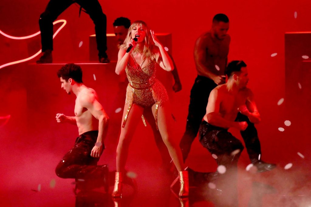 Sexiest Pictures from Taylor Swift’s Show-Stealing Performance at AMAs gallery, pic 100
