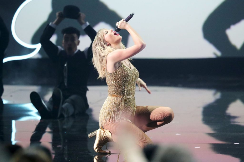 Sexiest Pictures from Taylor Swift’s Show-Stealing Performance at AMAs gallery, pic 108