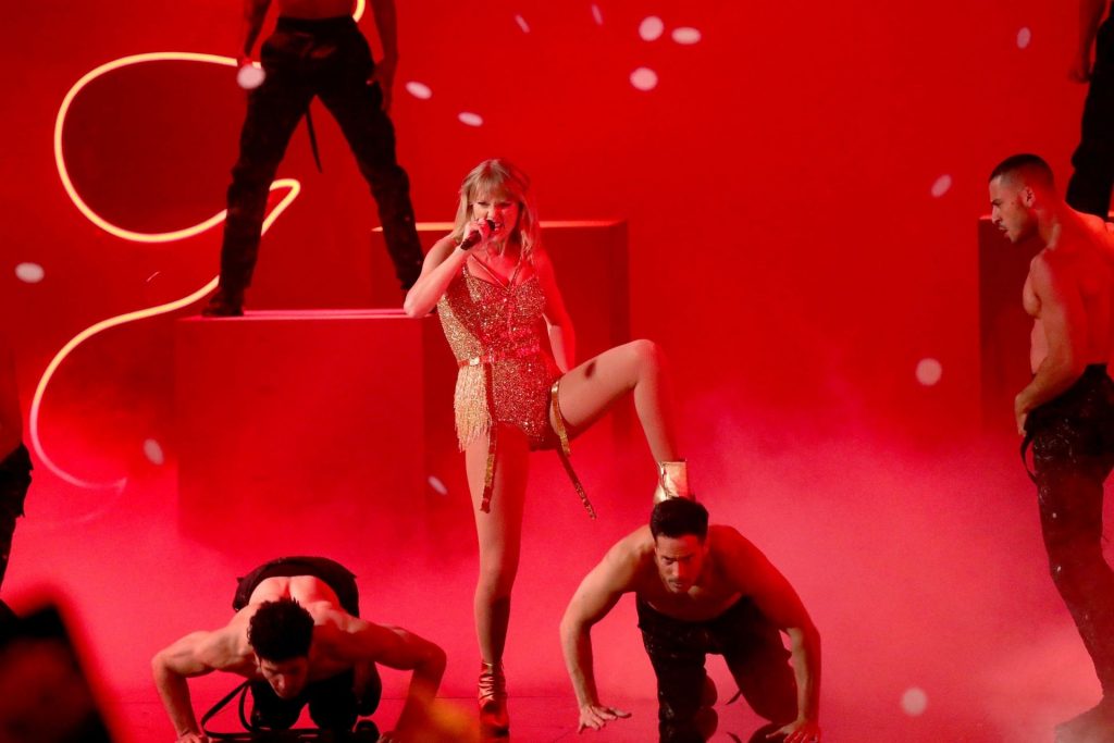 Sexiest Pictures from Taylor Swift’s Show-Stealing Performance at AMAs gallery, pic 122