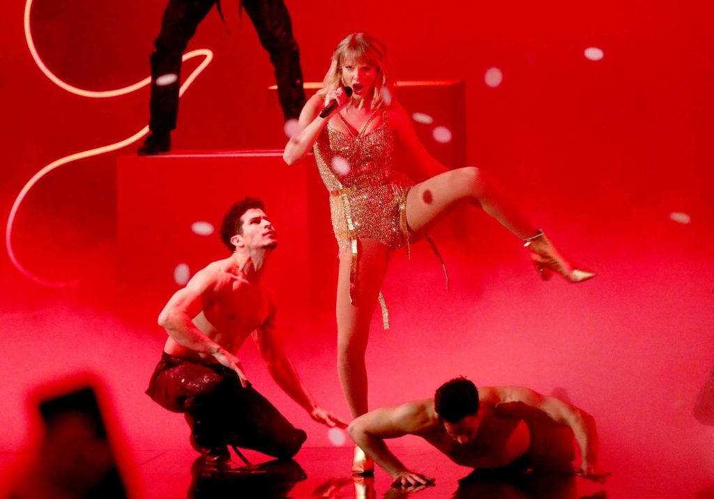 Sexiest Pictures from Taylor Swift’s Show-Stealing Performance at AMAs gallery, pic 126