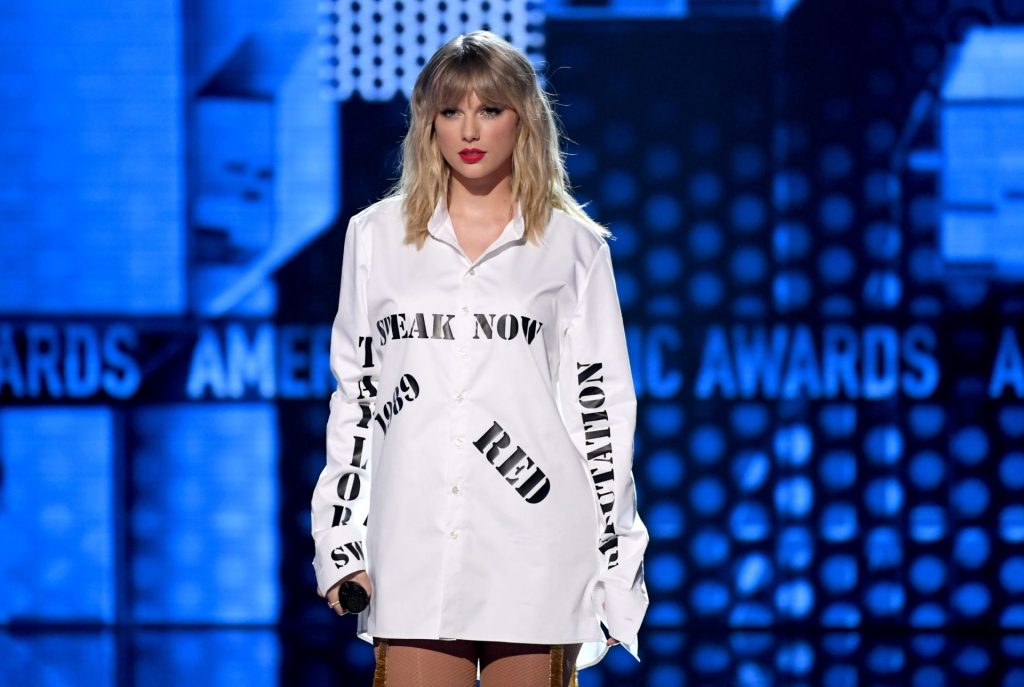 Sexiest Pictures from Taylor Swift’s Show-Stealing Performance at AMAs gallery, pic 134