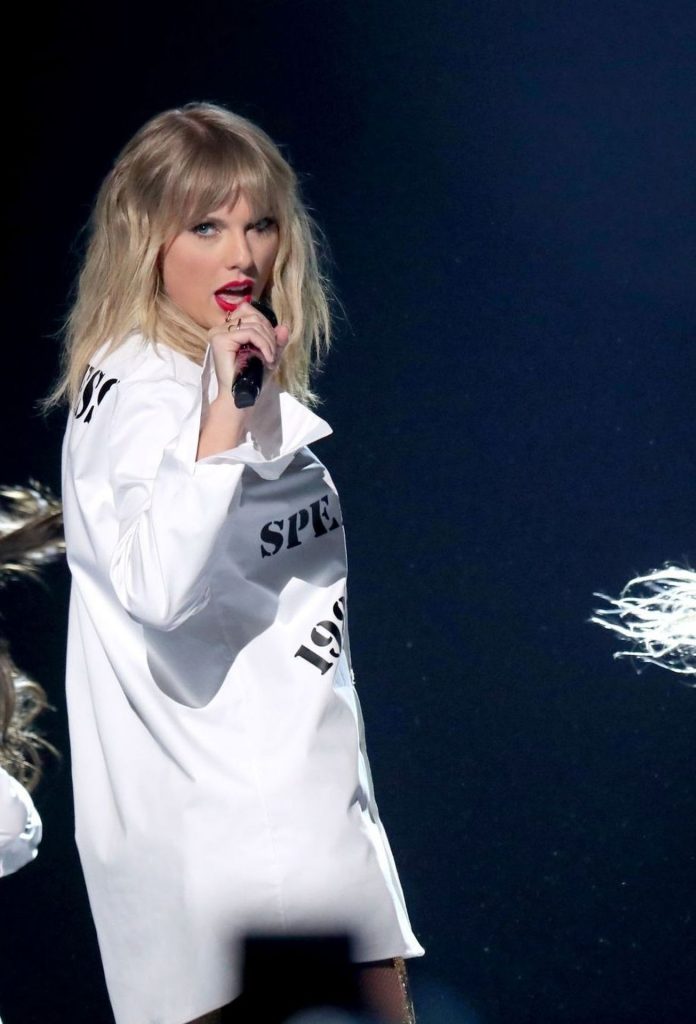Sexiest Pictures from Taylor Swift’s Show-Stealing Performance at AMAs gallery, pic 140