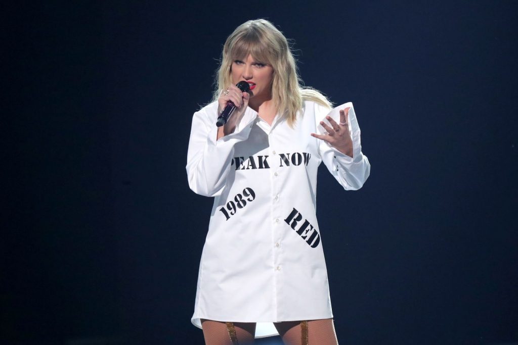 Sexiest Pictures from Taylor Swift’s Show-Stealing Performance at AMAs gallery, pic 144