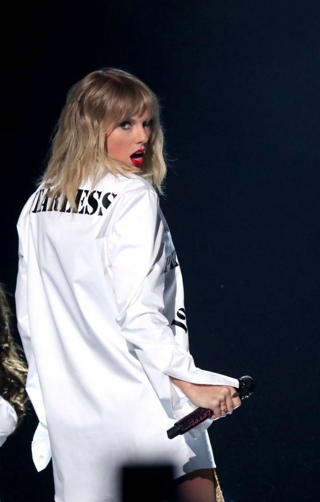 Sexiest Pictures from Taylor Swift’s Show-Stealing Performance at AMAs gallery, pic 148