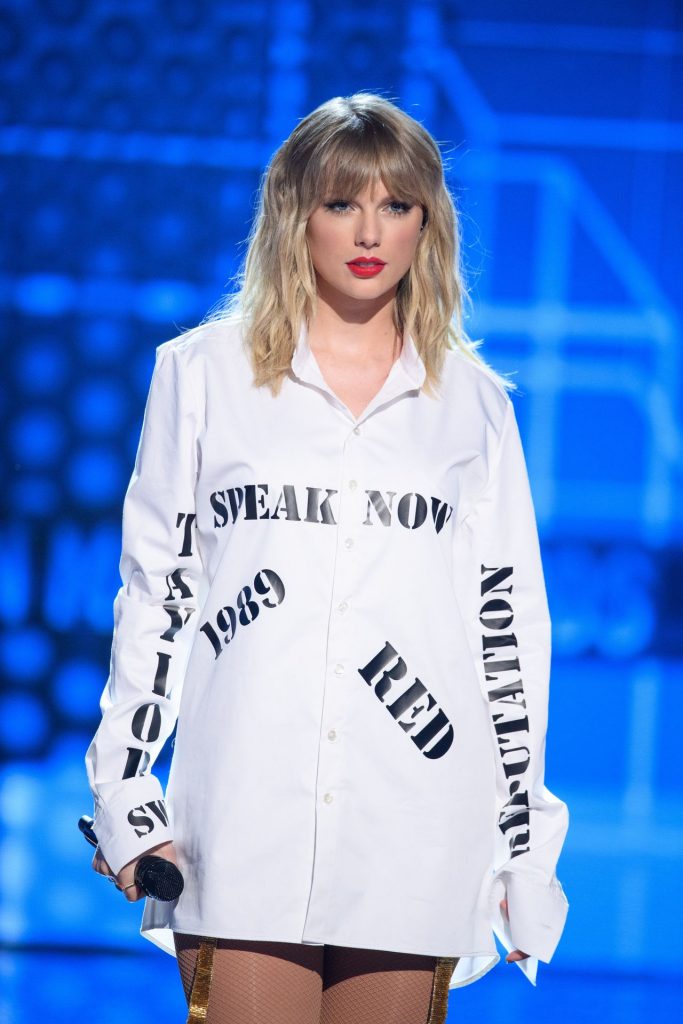 Sexiest Pictures from Taylor Swift’s Show-Stealing Performance at AMAs gallery, pic 150