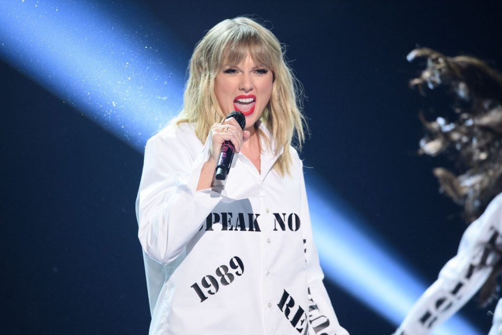 Sexiest Pictures from Taylor Swift’s Show-Stealing Performance at AMAs gallery, pic 152