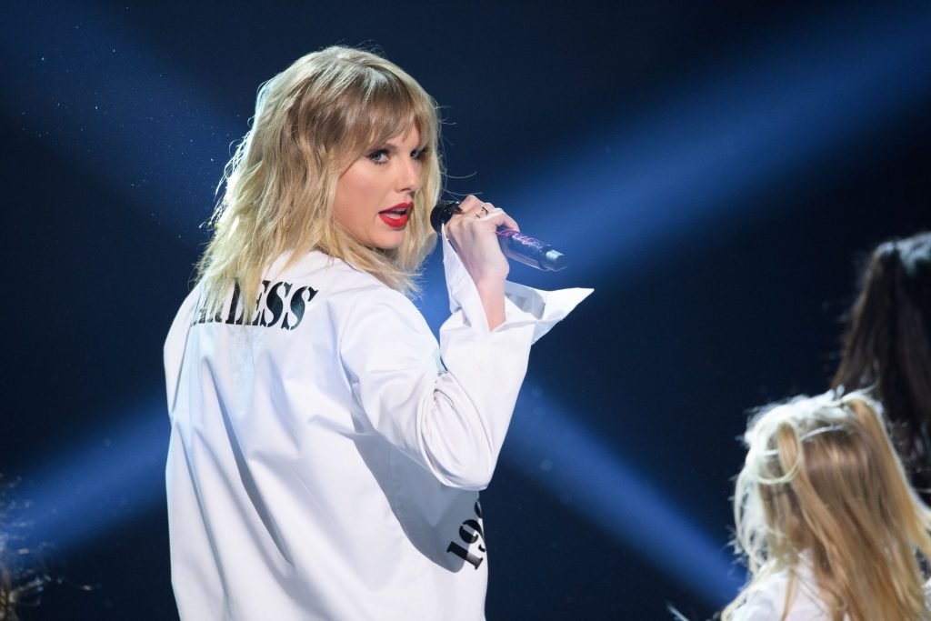 Sexiest Pictures from Taylor Swift’s Show-Stealing Performance at AMAs gallery, pic 154
