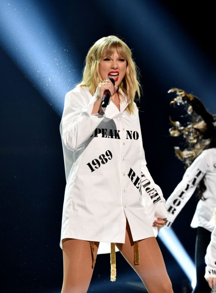 Sexiest Pictures from Taylor Swift’s Show-Stealing Performance at AMAs gallery, pic 162