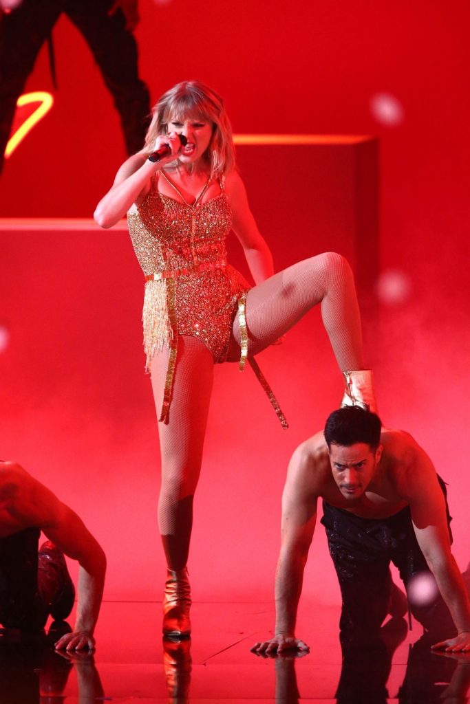 Sexiest Pictures from Taylor Swift’s Show-Stealing Performance at AMAs gallery, pic 170