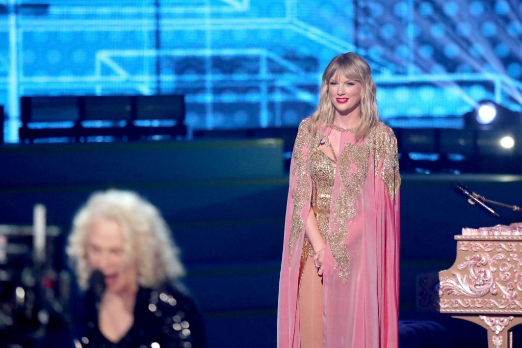Sexiest Pictures from Taylor Swift’s Show-Stealing Performance at AMAs gallery, pic 186