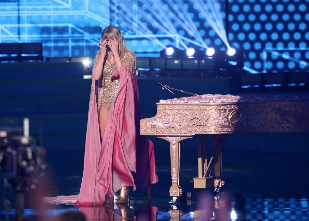 Sexiest Pictures from Taylor Swift’s Show-Stealing Performance at AMAs gallery, pic 188