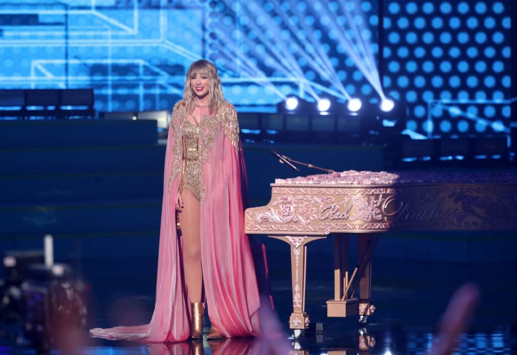 Sexiest Pictures from Taylor Swift’s Show-Stealing Performance at AMAs gallery, pic 190