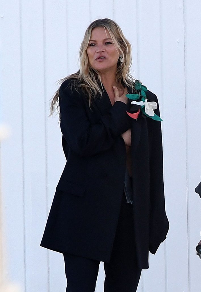 BTS XXX: Kate Moss Showing Her Beautiful Boobs on the Set gallery, pic 32