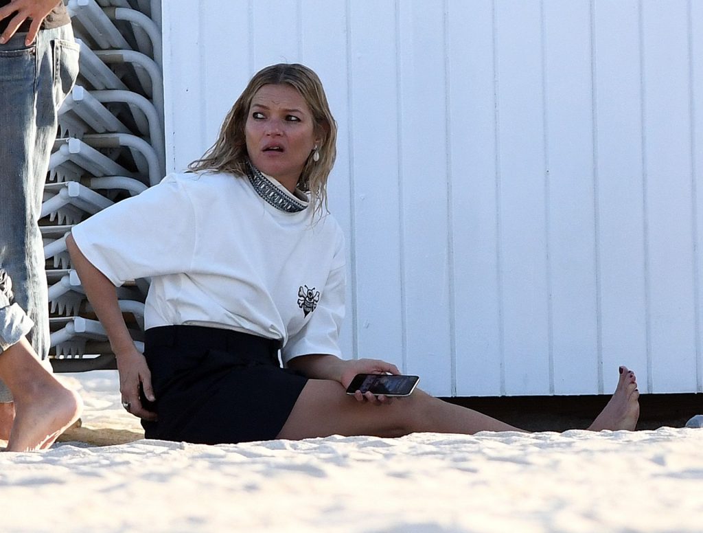 BTS XXX: Kate Moss Showing Her Beautiful Boobs on the Set gallery, pic 36