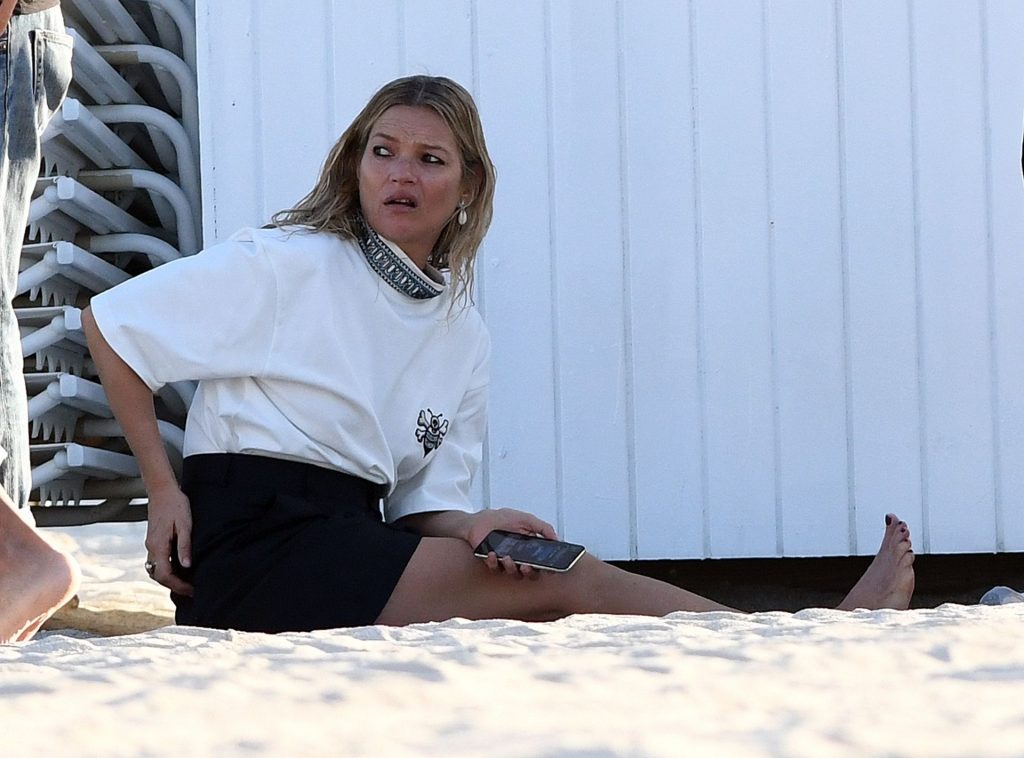 BTS XXX: Kate Moss Showing Her Beautiful Boobs on the Set gallery, pic 38