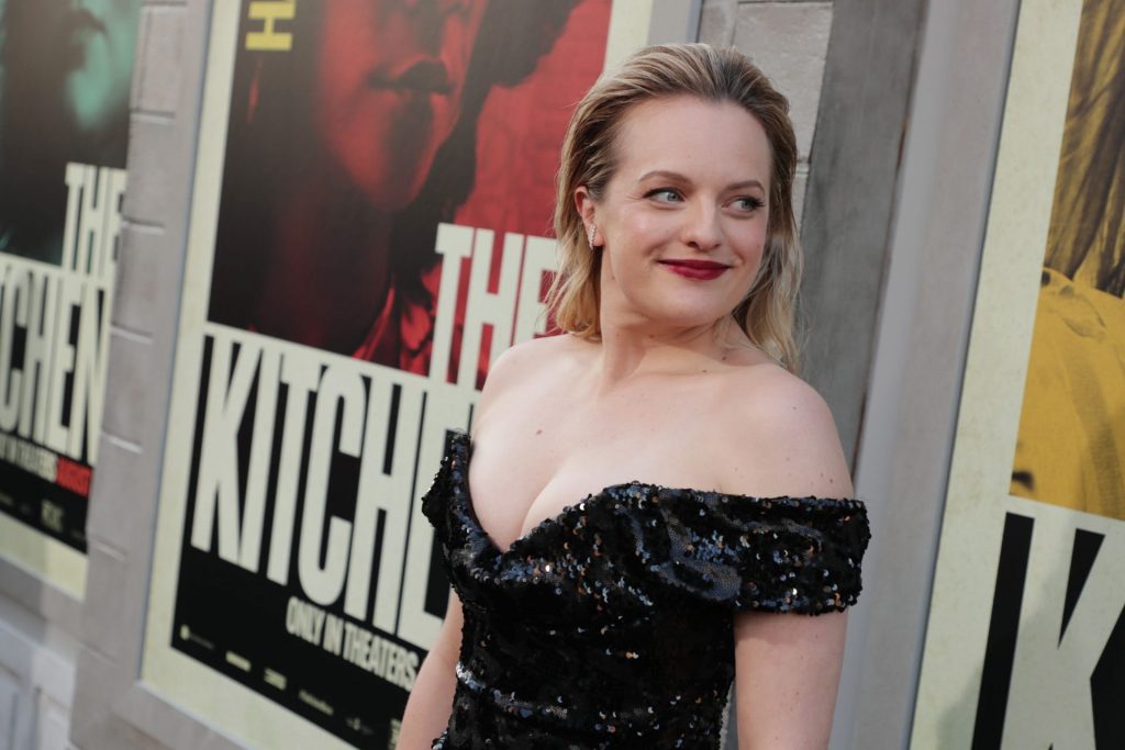 Talented Actress Elisabeth Moss Showing Her Boobs  gallery, pic 78