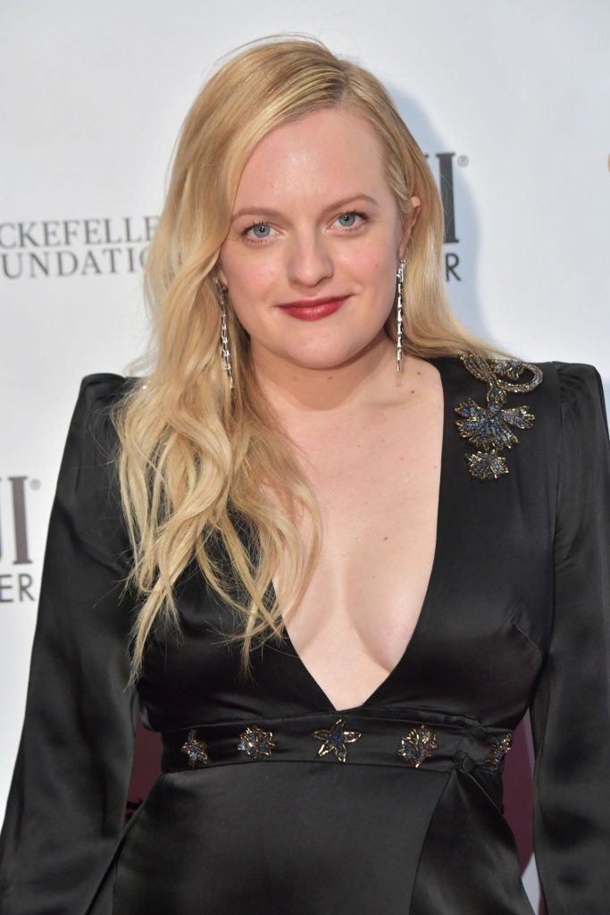 Sexy Actress Elisabeth Moss Flaunting Her Cleavage in High Quality gallery, pic 10