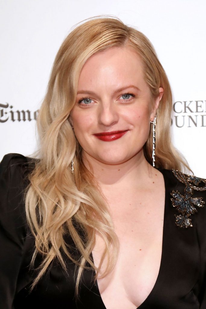 Sexy Actress Elisabeth Moss Flaunting Her Cleavage in High Quality gallery, pic 18