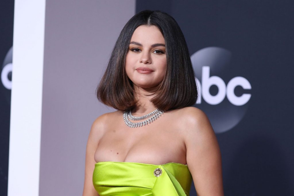 Brunette Singer Selena Gomez Looks Amazing in a Skimpy Dress gallery, pic 140