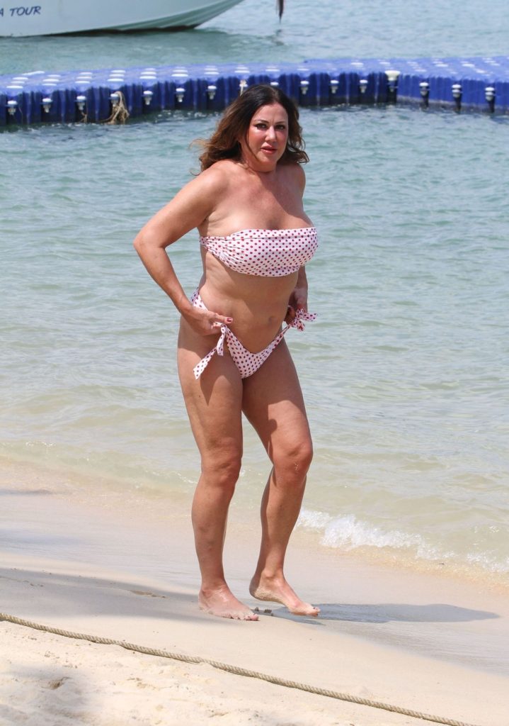 Topless Lisa Appleton Having Fun on the Beach  gallery, pic 74