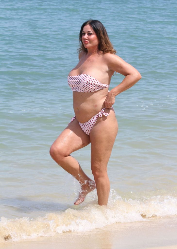 Topless Lisa Appleton Having Fun on the Beach  gallery, pic 10