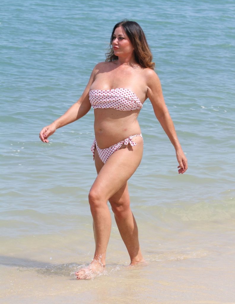 Topless Lisa Appleton Having Fun on the Beach  gallery, pic 14
